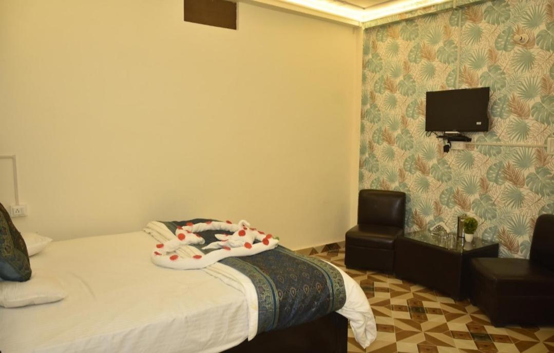 De Costa Palace - Pick And Drop Available Varanasi Bagian luar foto