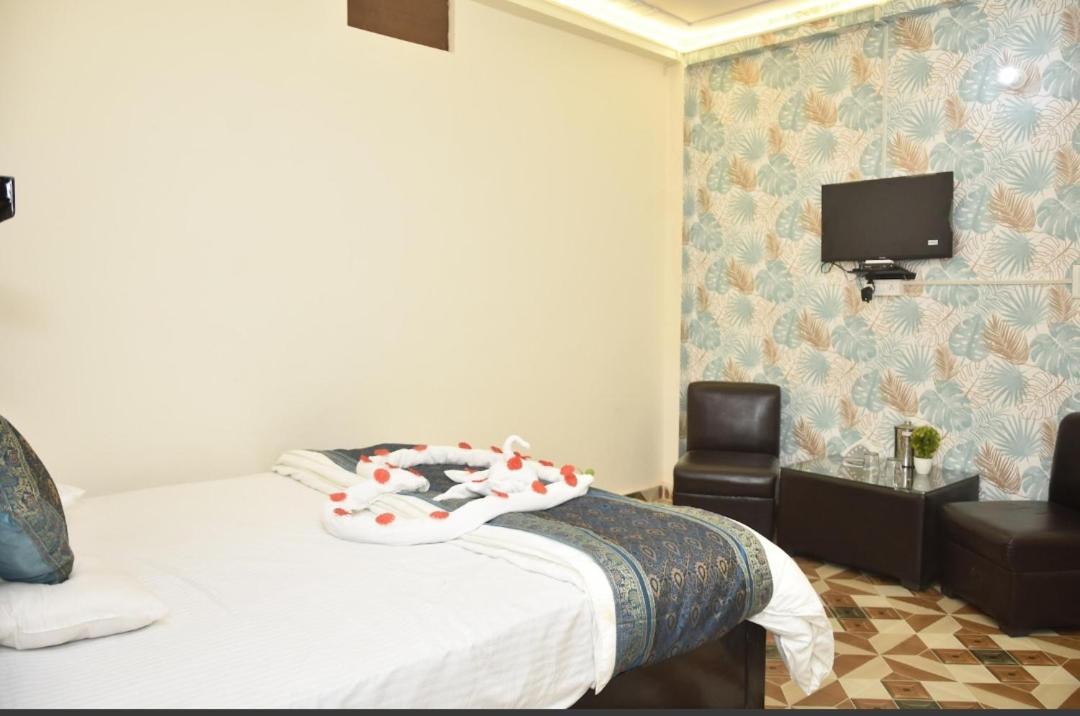 De Costa Palace - Pick And Drop Available Varanasi Bagian luar foto