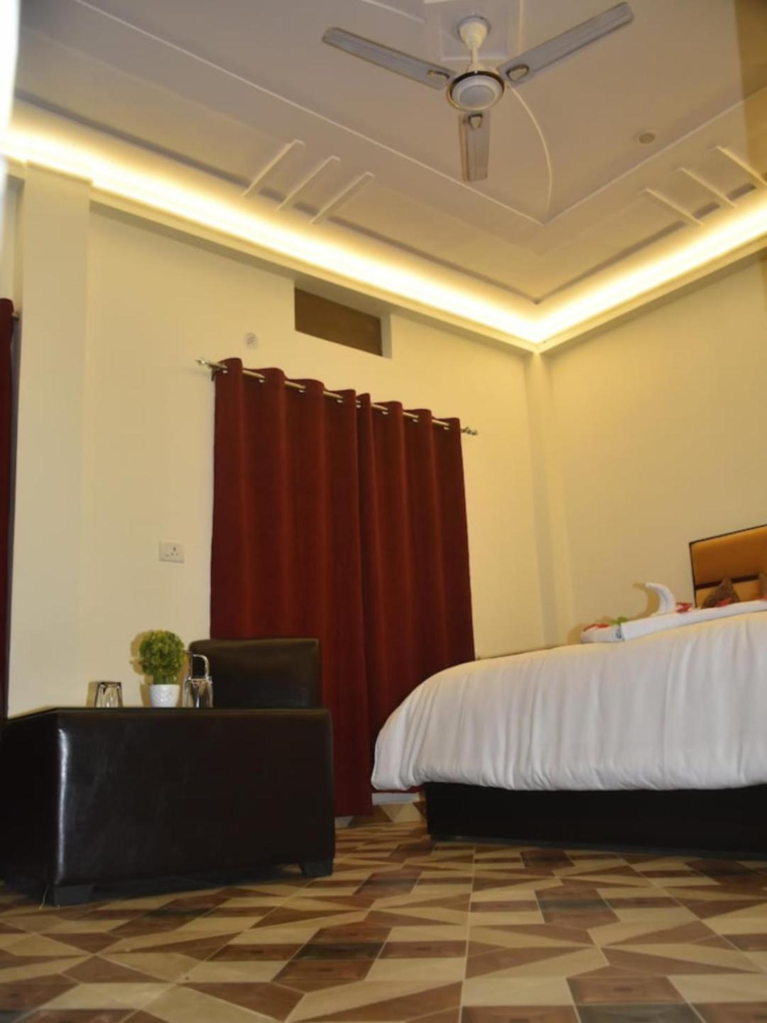 De Costa Palace - Pick And Drop Available Varanasi Bagian luar foto