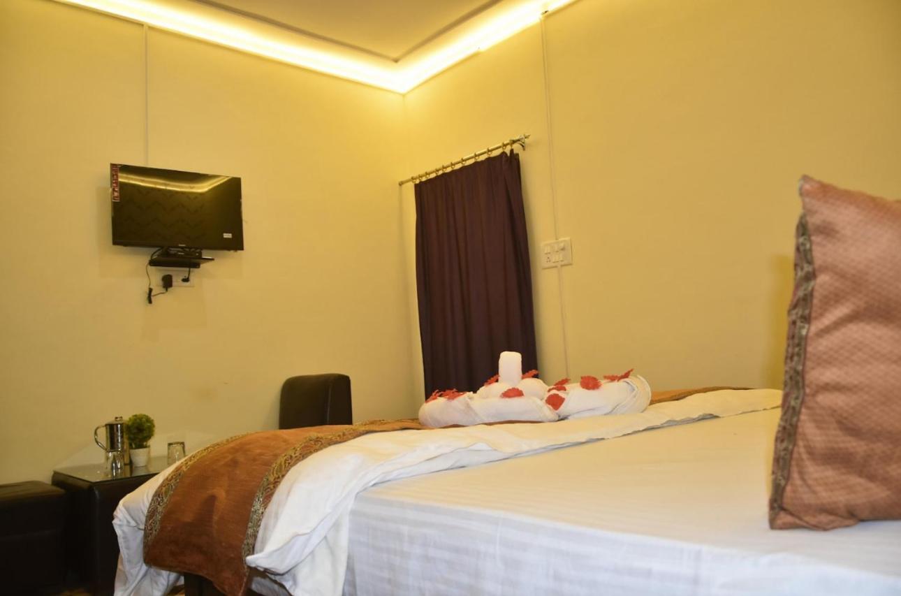 De Costa Palace - Pick And Drop Available Varanasi Bagian luar foto